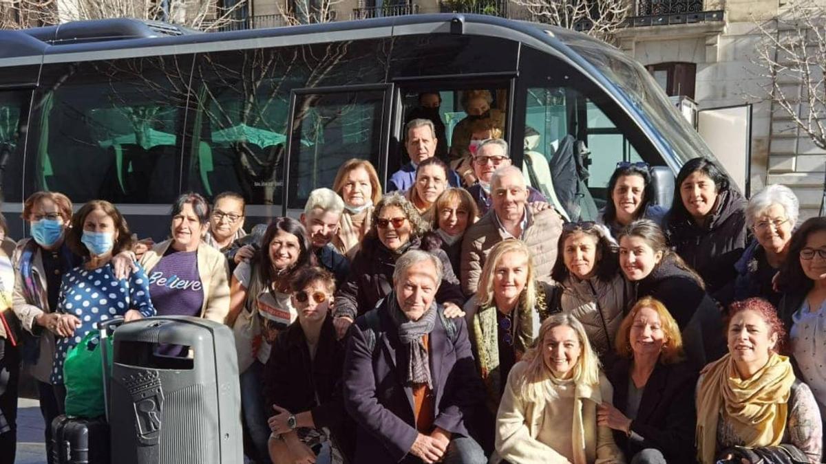 Paco Lobatón con familiares de personas desaparecidas en uno de los encuentros de su fundación.