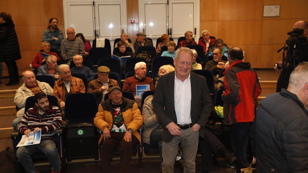 Aurelio Martín, de pie, ante militantes que asistieron a la asamblea de hoy de IU de Gijón.