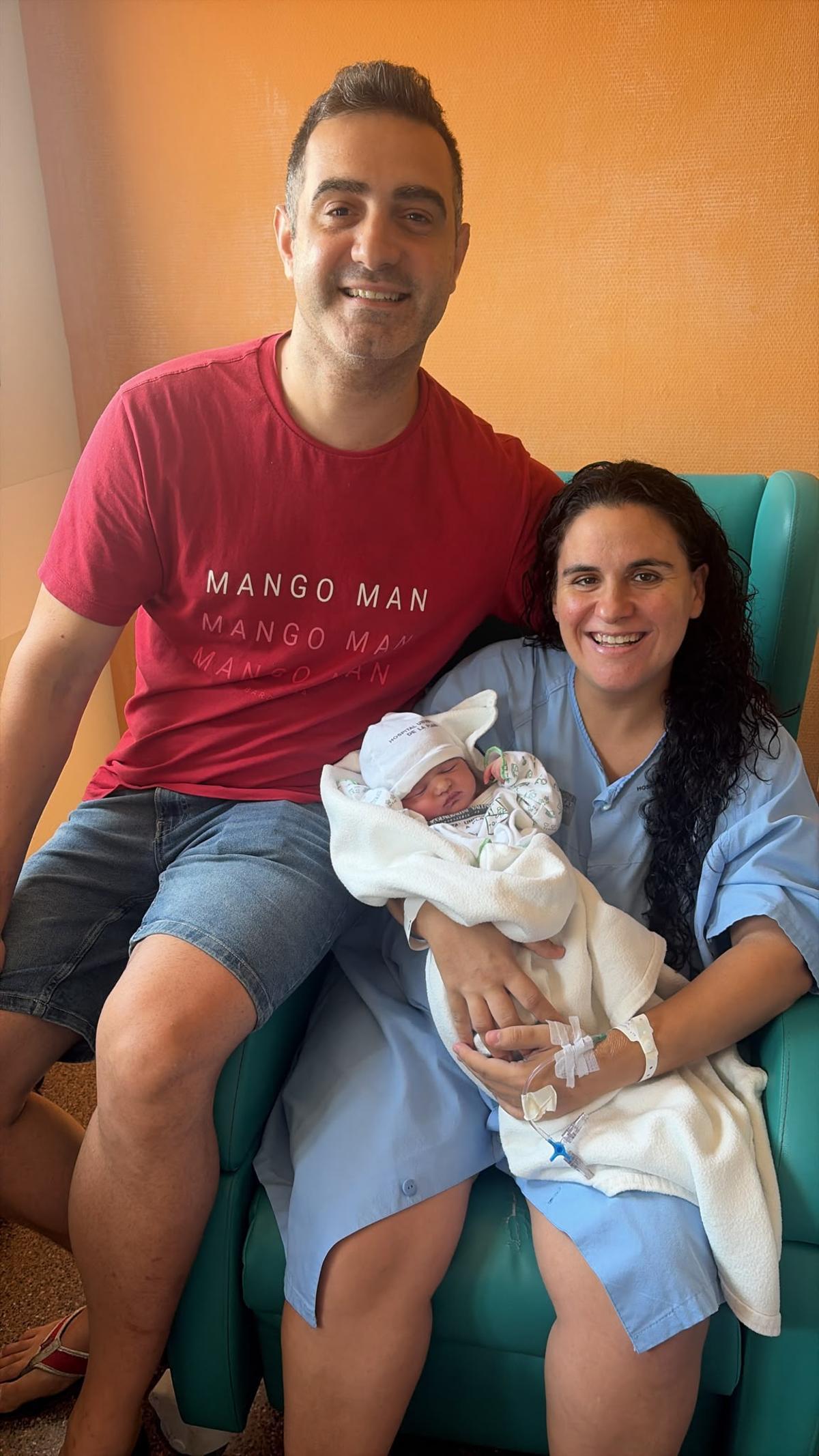 Eva junto a sus padres.