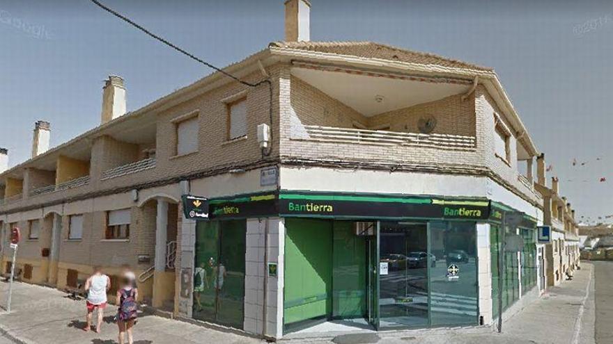 Roban más de 2.000 euros en un atraco a mano armada en un banco de Zaragoza