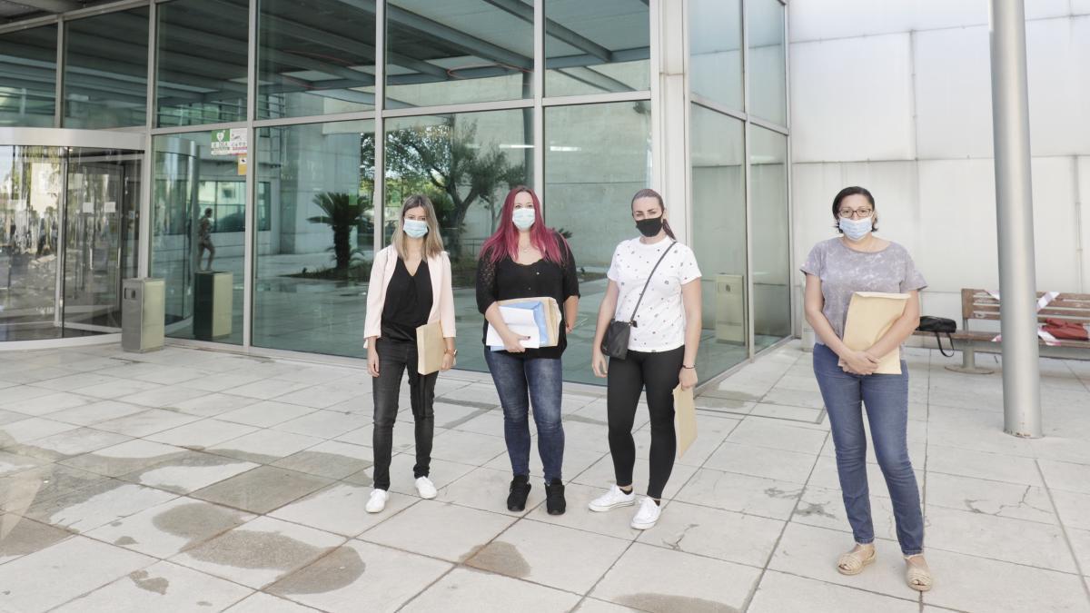 Varias madres acudieron ayer a una reunión con técnicas de la conselleria de Educación