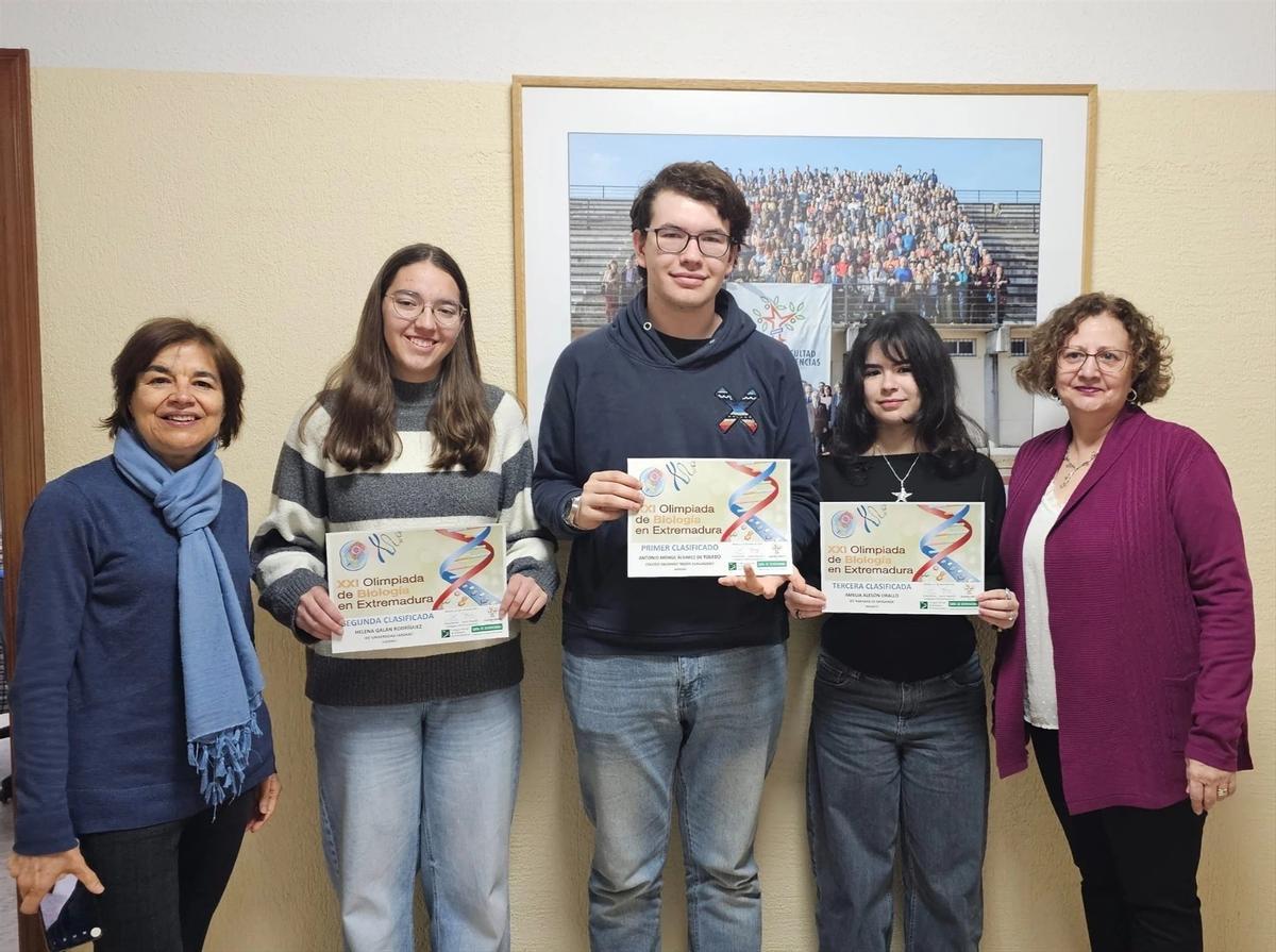 Los tres calisificados: Amelia Alesón Orallo, del IES Bárbara de Braganza de Badajoz; Antonio Monge Álvarez de Toledo, estudiante del Colegio Salesiano María Auxiliadora de Mérida; y Helena Galán Rodríguez, del IES Universidad Laboral de Cáceres.