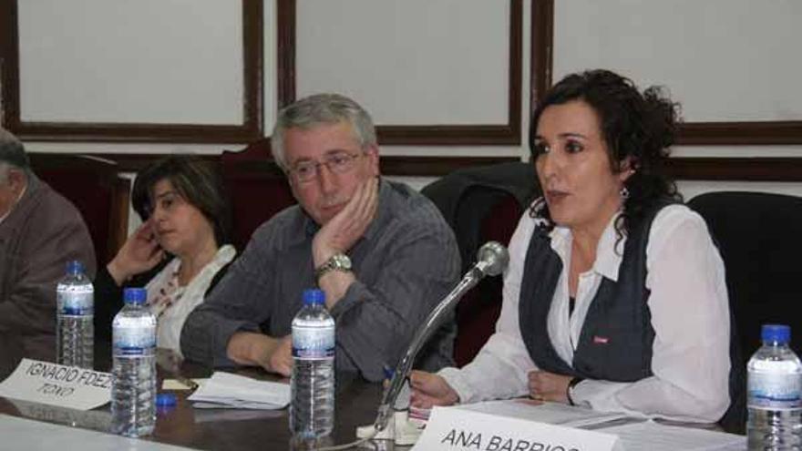 Ignacio F. Toxo, en el centro, ayer, en CC OO-Ourense.