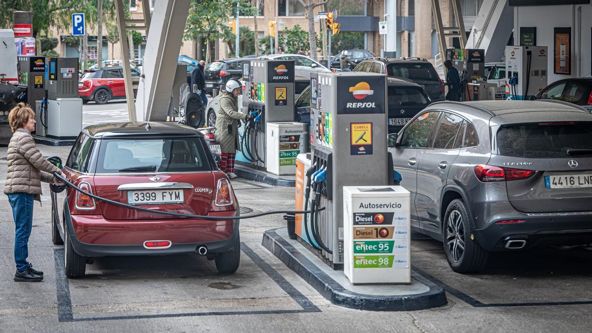 Varias personas echan combustible en una gasolinera de Barcelona