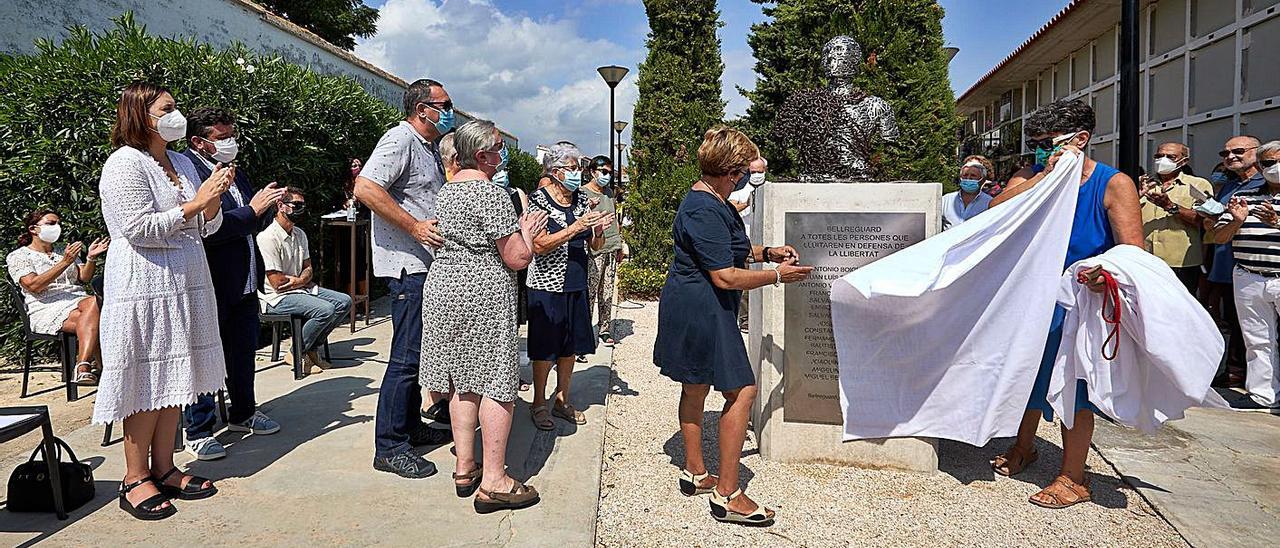 Los familiares de las víctimas descubren la escultura de homenaje ante el alcalde y la consellera.  natxo francés