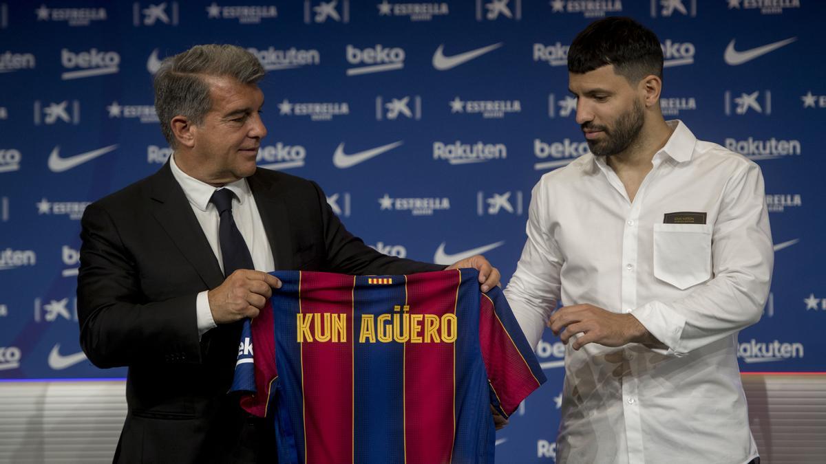 Agüero junto al presidente del FC. Barcelona, Joan Laporta