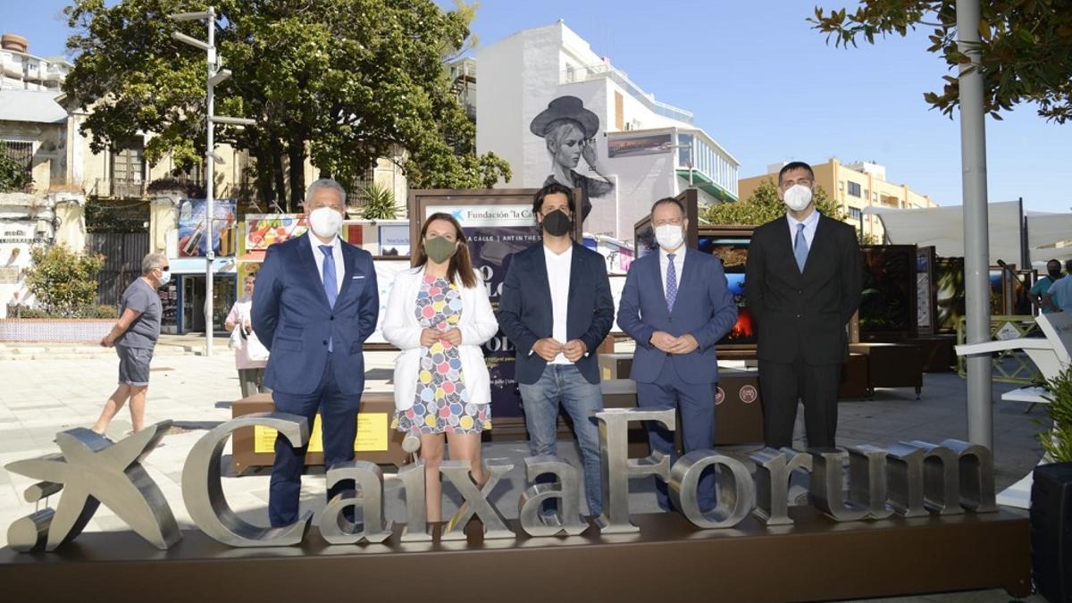 Foto de familia de la inauguración de la exposición 'De Polo a Polo' de la Fundación la Caixa en Torremolinos.