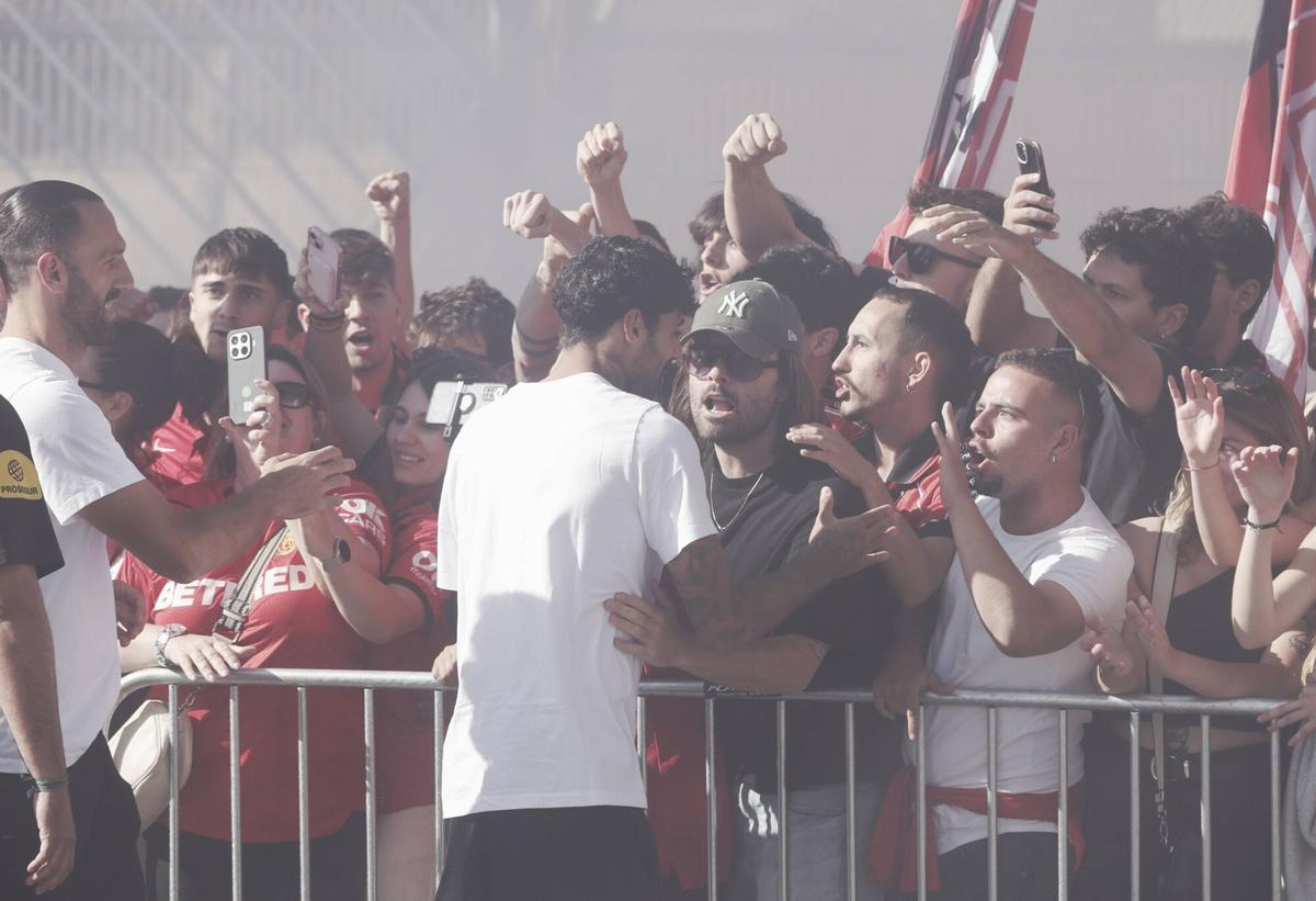 Los aficionados del Mallorca despiden con cánticos al equipo en su salida hacia Valencia