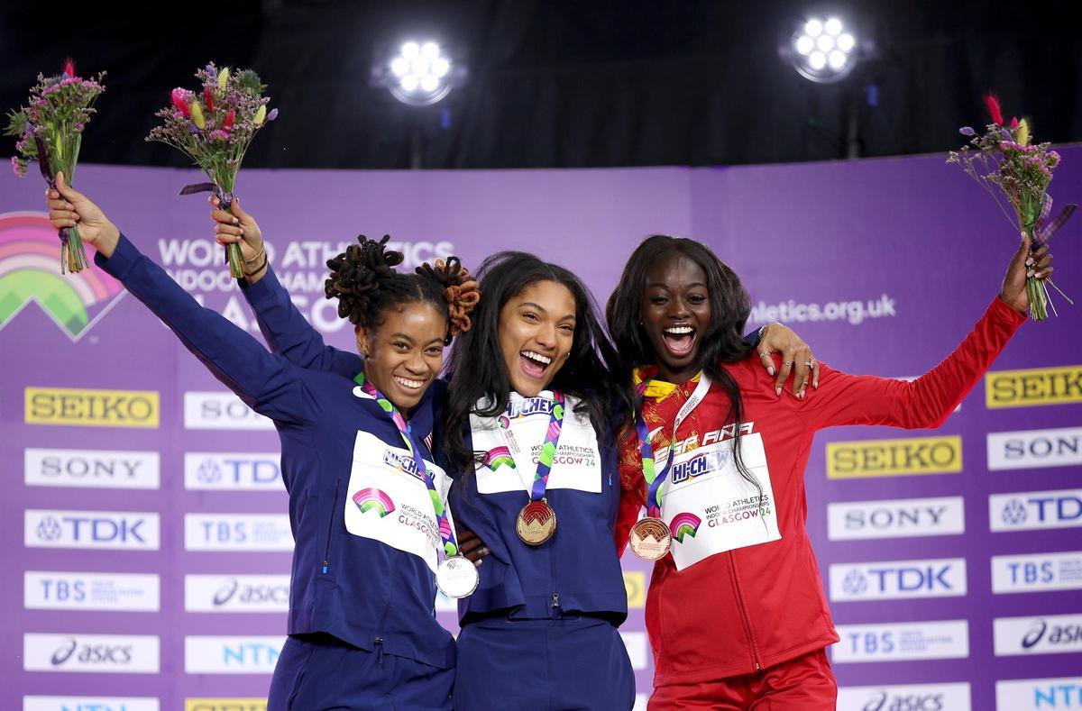 Fátima Diame posa con su medalla de bronce en el podio del Mundial de Glasgow