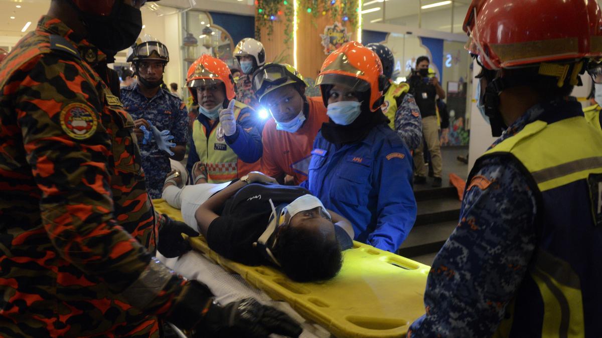 Más de 200 heridos en el choque de dos trenes del metro en Malasia