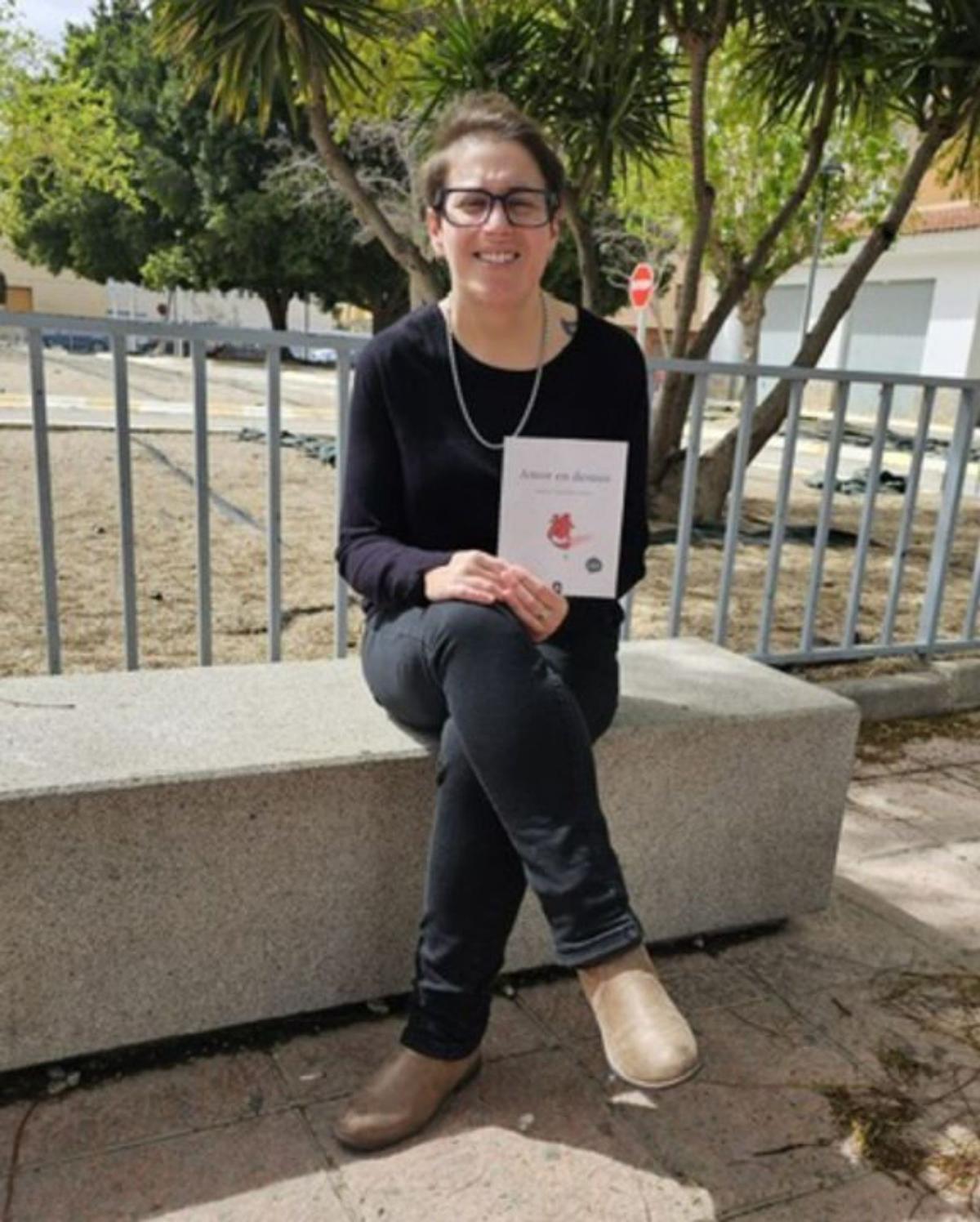 Manoli Penalva, con su libro de poesías.