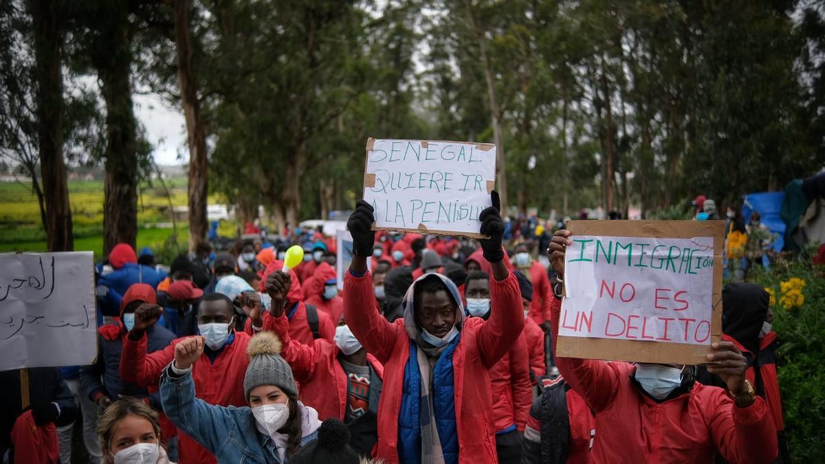 Cientos de personas se manifiestan en Tenerife contra las políticas migratorias