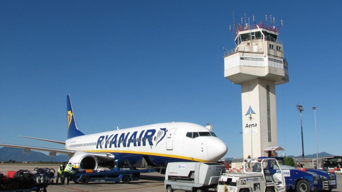 Un avión de Ryanair en el aeropuerto de Girona.