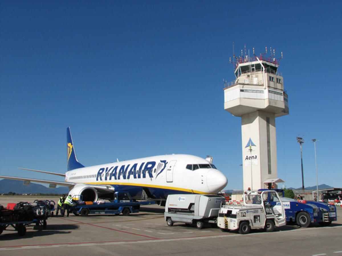 Un avió de Ryanair, a l’aeroport de Girona. Un avió de Ryanair, a l’aeroport de Girona.