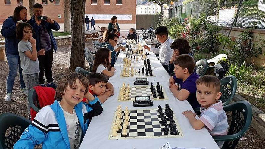 Álvaro Espinosa, Mireia Lloret y Alejandro Espinosa, ganadores de las 13 horas de ajedrez de Cocentaina