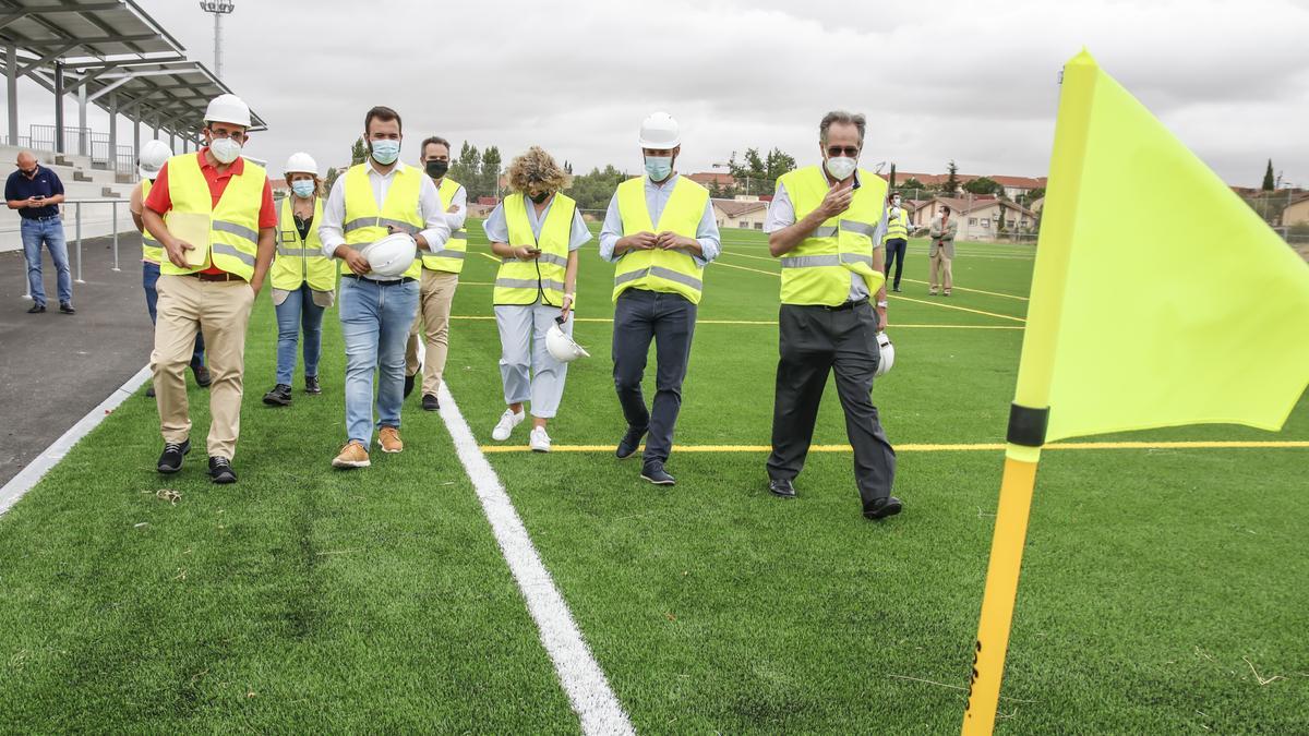 Salaya, primero por la izquierda, este martes durante la visita a las instalaciones deportivas de Pinilla.