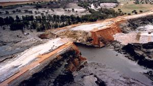 La balsa de la mina de Aznalcóllar reventó el 25 de abril de 1998 y ocasionó un vertido de lodo tóxico que contaminó 4.400 hectáreas de suelo.