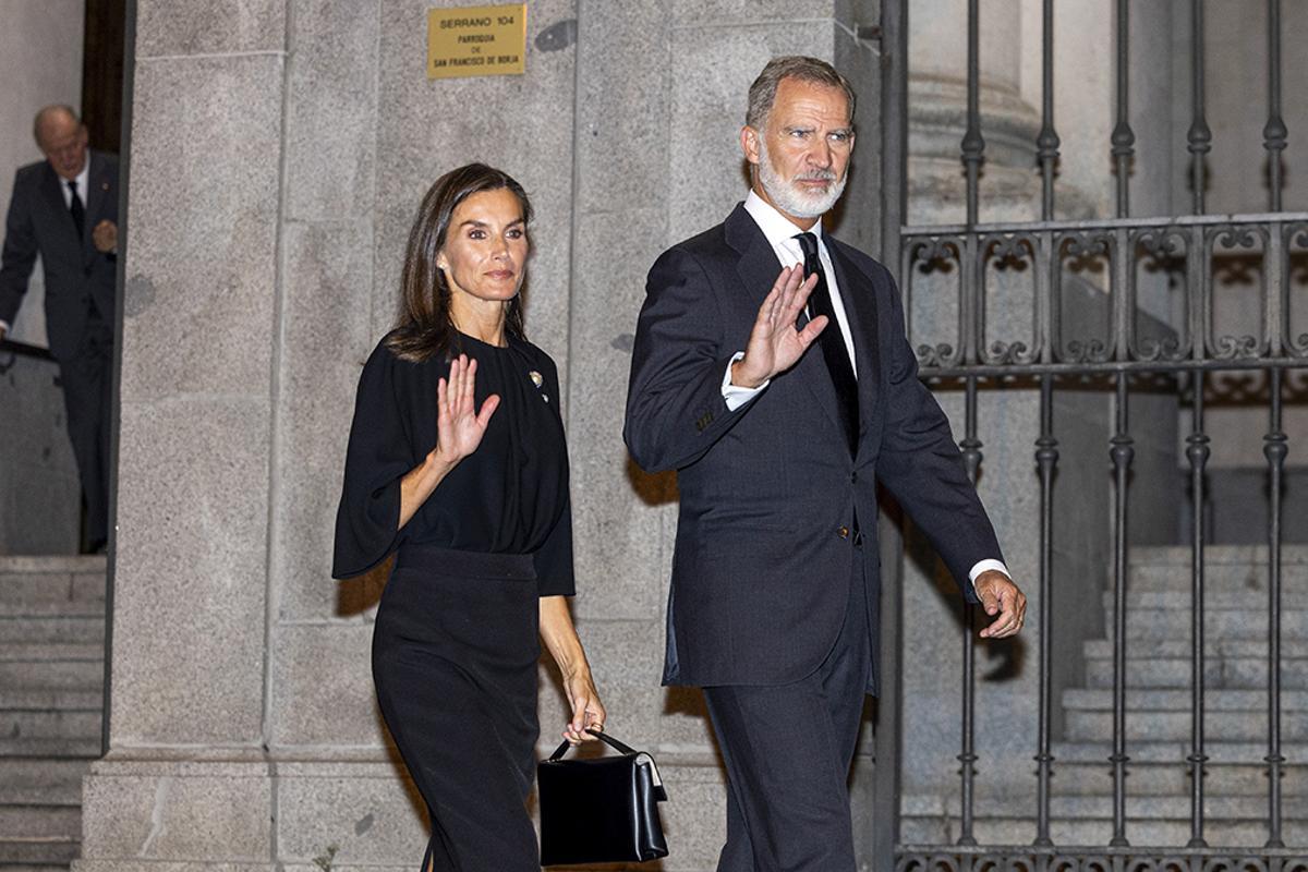 Los reyes Felipe y Letizia coinciden con el rey Juan Carlos I en un nuevo funeral familiar en Madrid