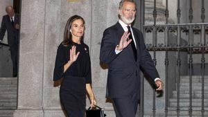 Los reyes Felipe y Letizia coinciden con el rey Juan Carlos I en un nuevo funeral familiar en Madrid