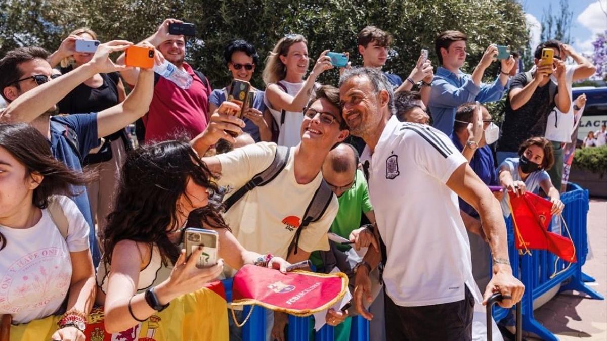 Luis Enrique se hace una foto con los aficionados a la llegada del equipo a Sevilla.