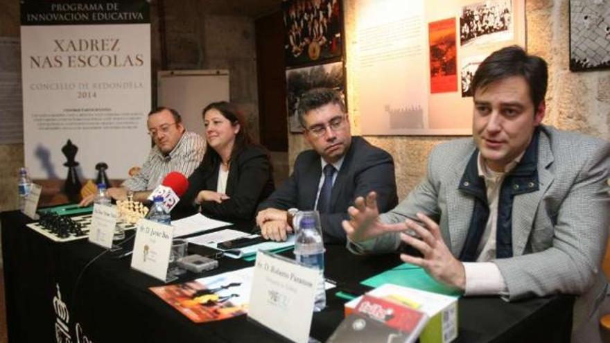 El delegado en Galicia de European Chess Union, Roberto Paramos (d.), con el alcalde, Javier Bas, la edil de Ensino, Teresa París y el profesor de matemáticas Miguel Ángel Vidal, ayer en Redondela.  // Jesús de Arcos