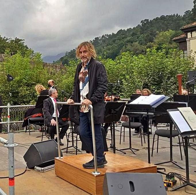 Ramón Prada, sobre el escenario, momentos antes de empezar el concierto. |