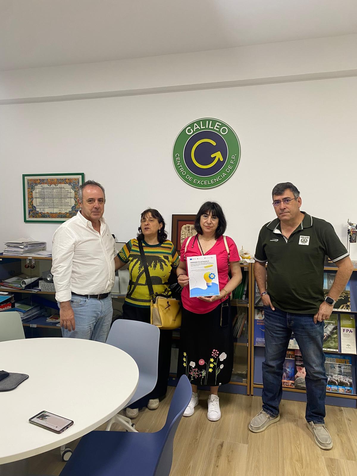 Inmaculada Gallego (segunda por la izquierda), en el IES Galileo Galilei.