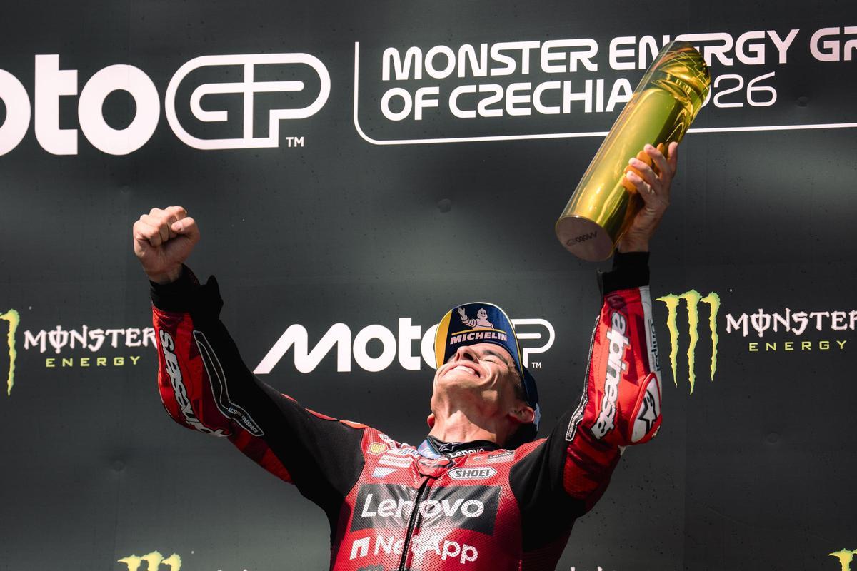 Marc Márquez (Ducati) celebra a lo gran su victoria de ayer en Brno.