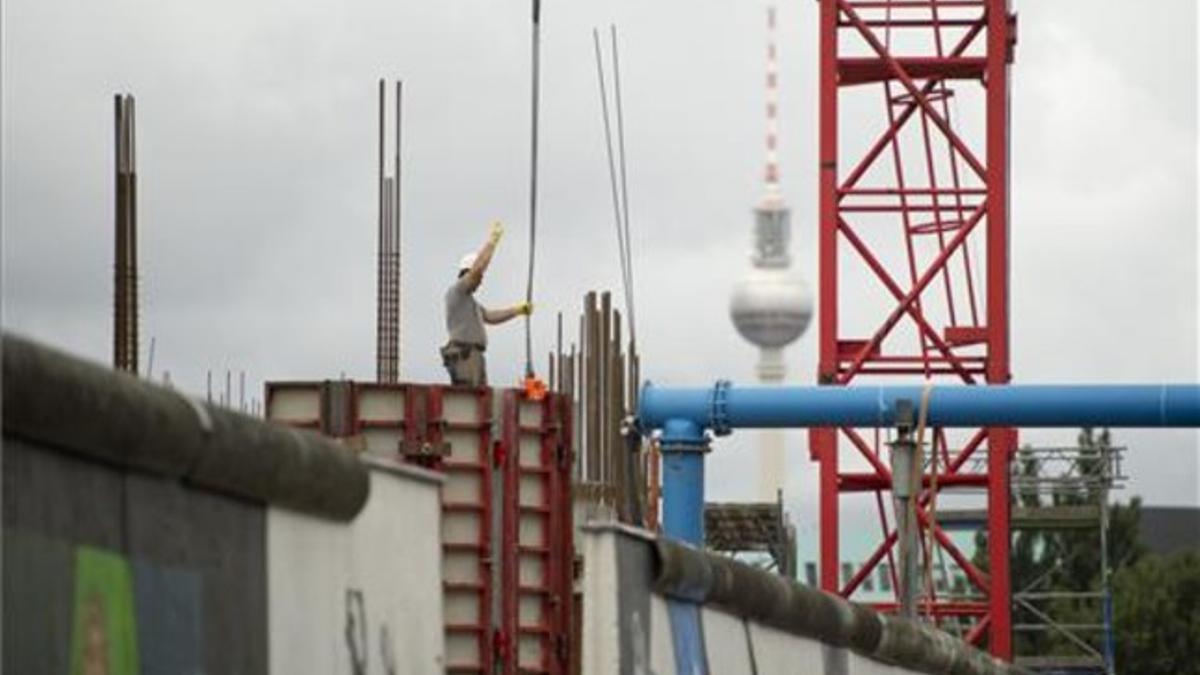 Un trabajador de baja remuneración en una fábrica de las afueras de Berlín, esta semana.