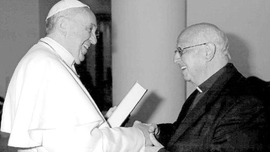 El sacerdote e historiador Vicente Cárcel, con el Papa Francisco.