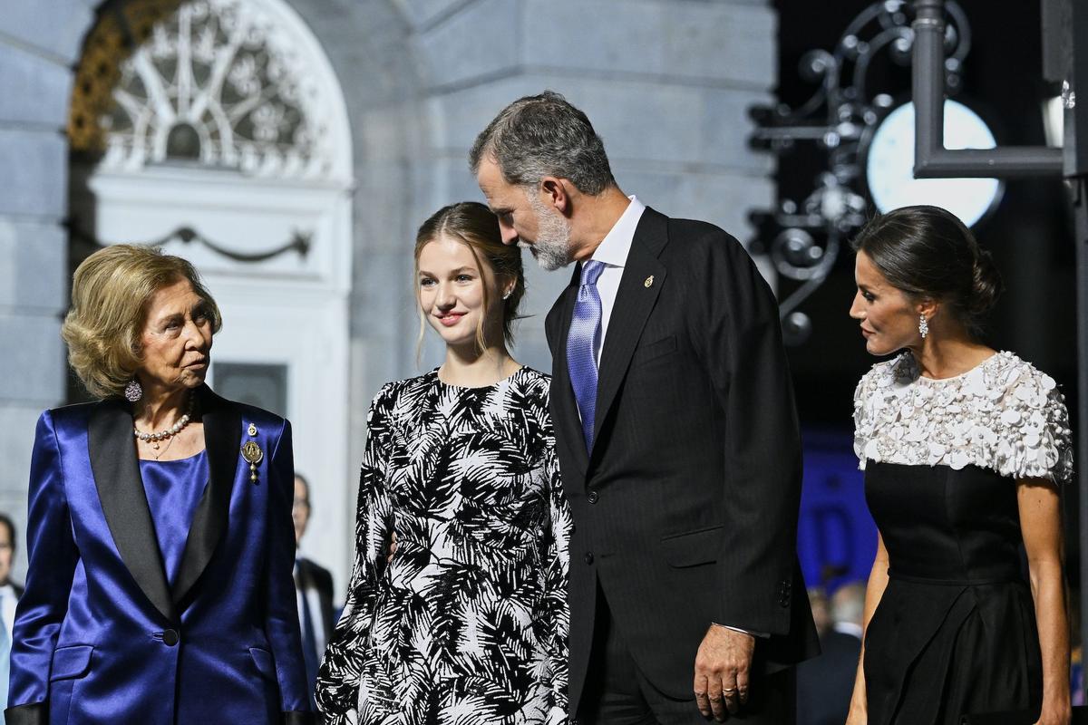 La princesa Leonor junto a sus padres y su abuela, la reina Sofía