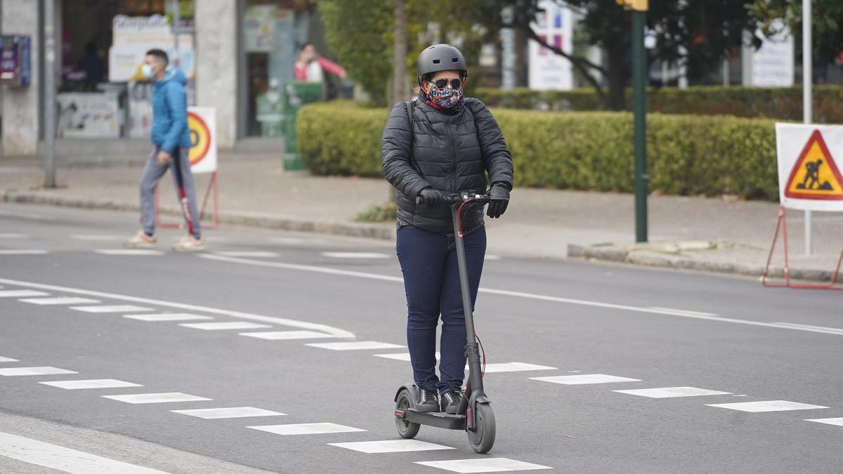 Un usuari de patinet elèctric circulant per Girona