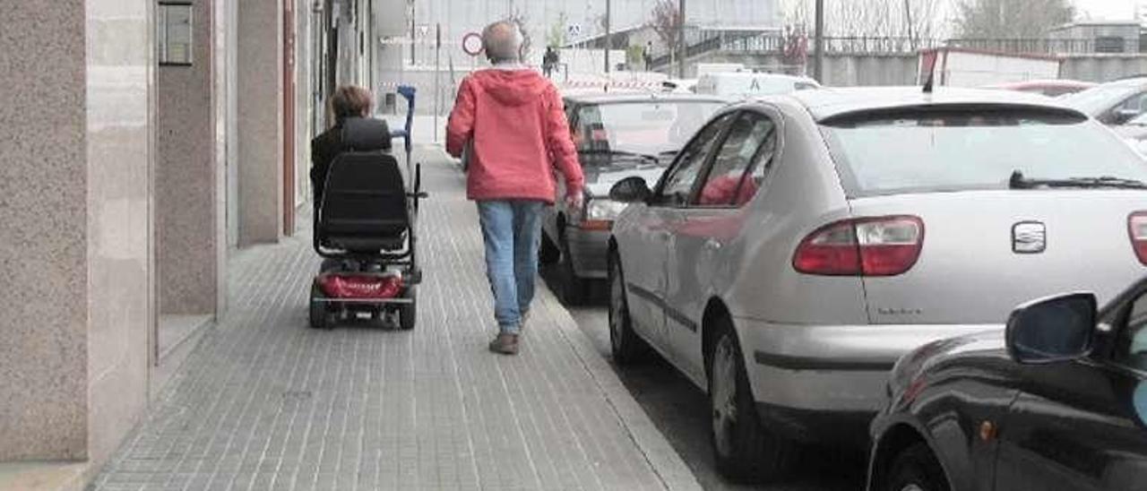 Una ciudadana en silla de ruedas realizada el recorrido. // Iñaki Osorio