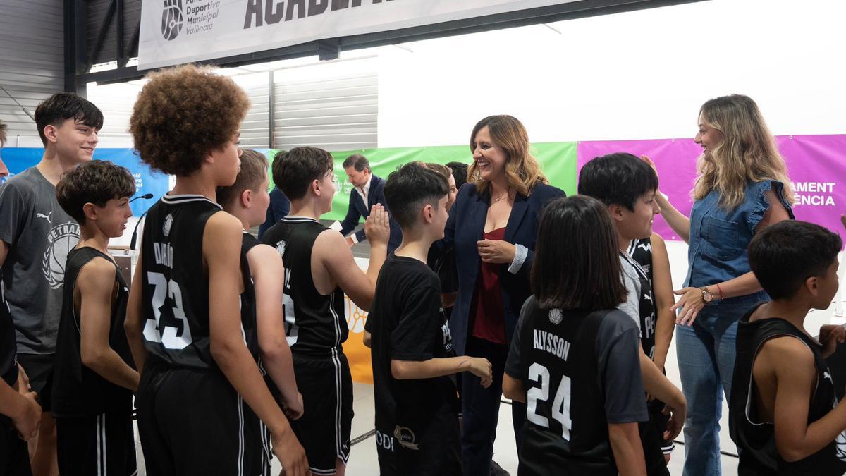 María José Catalá con los clubes deportivos de València.