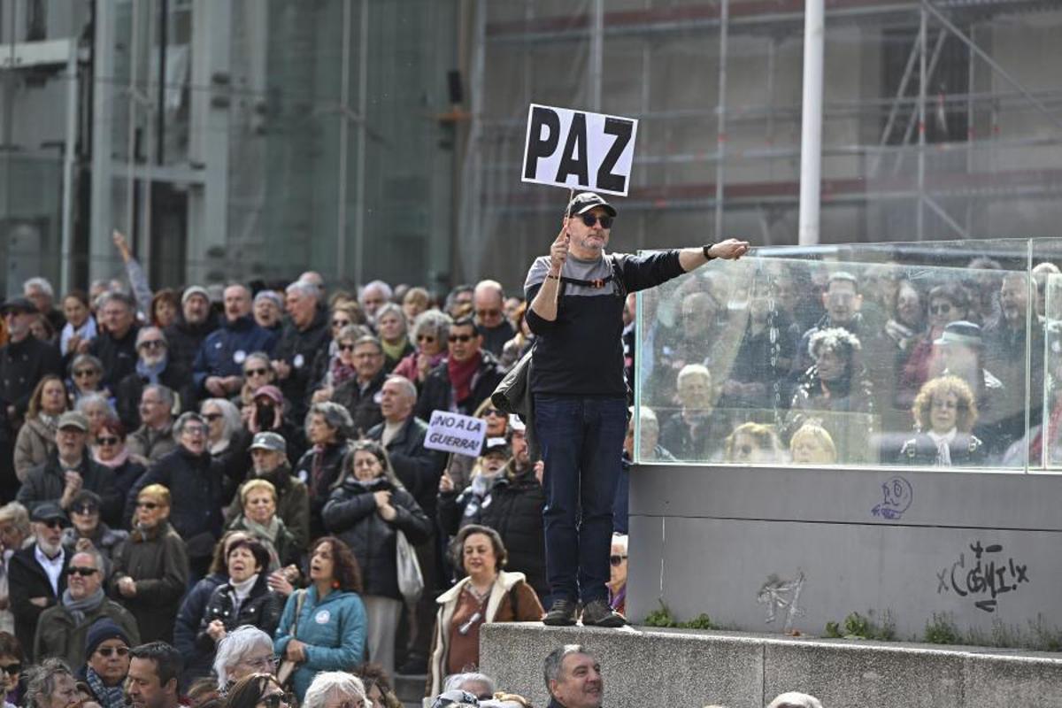 Miles de personas han participado este sábado en Madrid en la protesta convocada por la plataforma PararLaGuerra reclamando parar la guerra en Irán junto a personalidades del mundo de la cultura y de la política, en una iniciativa respaldada por más de 200 asociaciones bajo el lema "Hay que parar la guerra en Oriente Medio. No olvidar Gaza".