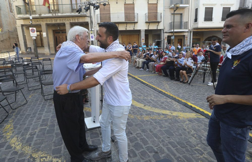 Fiestas de Sagunt. Pregón De Vicente Vayá y puesta del pañuelo de las peñas.