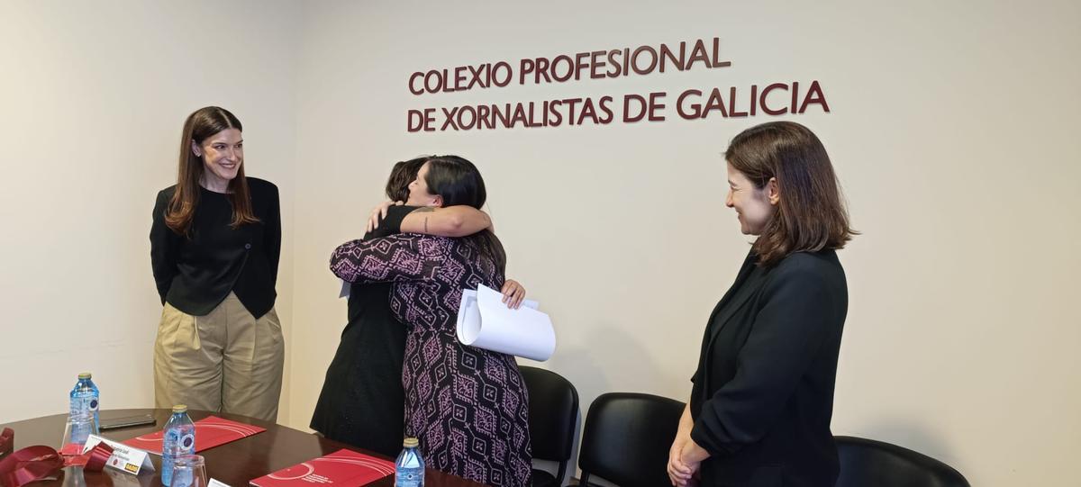 Las compañeras de FARO Carolina Sertal y Alba Chao se funden en un abrazo tras recoger sus distinciones