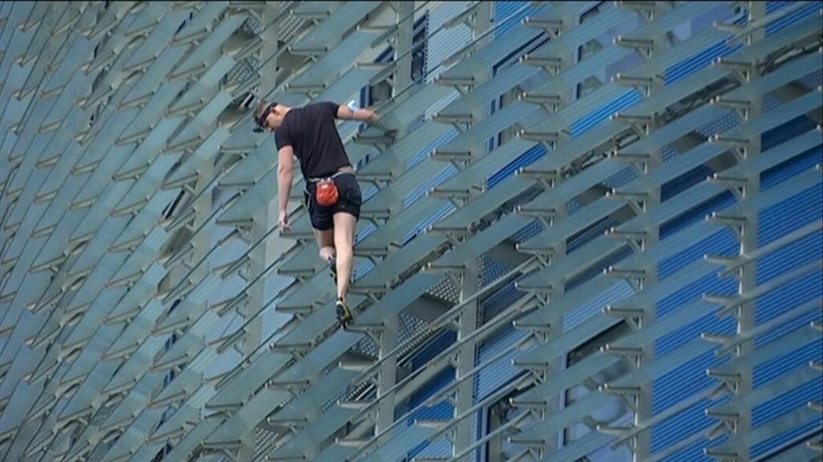 Un hombre escala la Torre Glories acompanado de un dron FOTO TV3