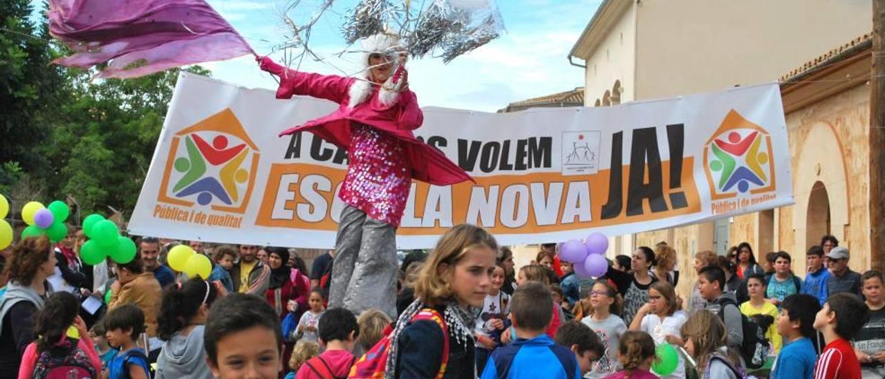 Imagen de una de las manifestaciones reclamando un nuevo colegio para Campos.