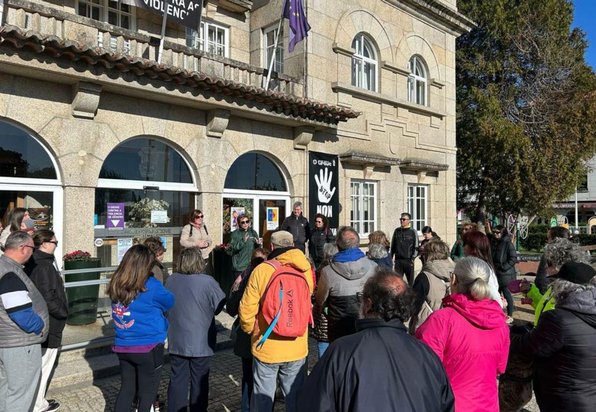 La salida de la marcha
 grovense, desde O Corgo. |  FdV