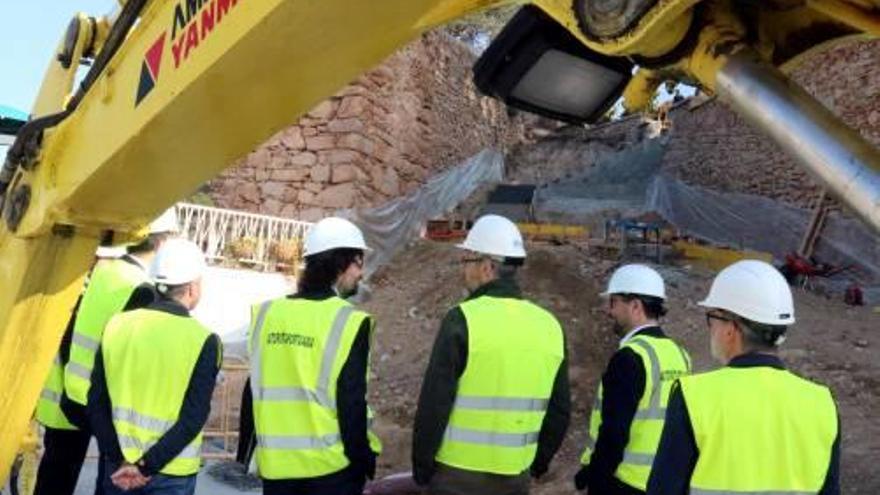 Font va visitar les obres al moll del Fortí de Sant Feliu.