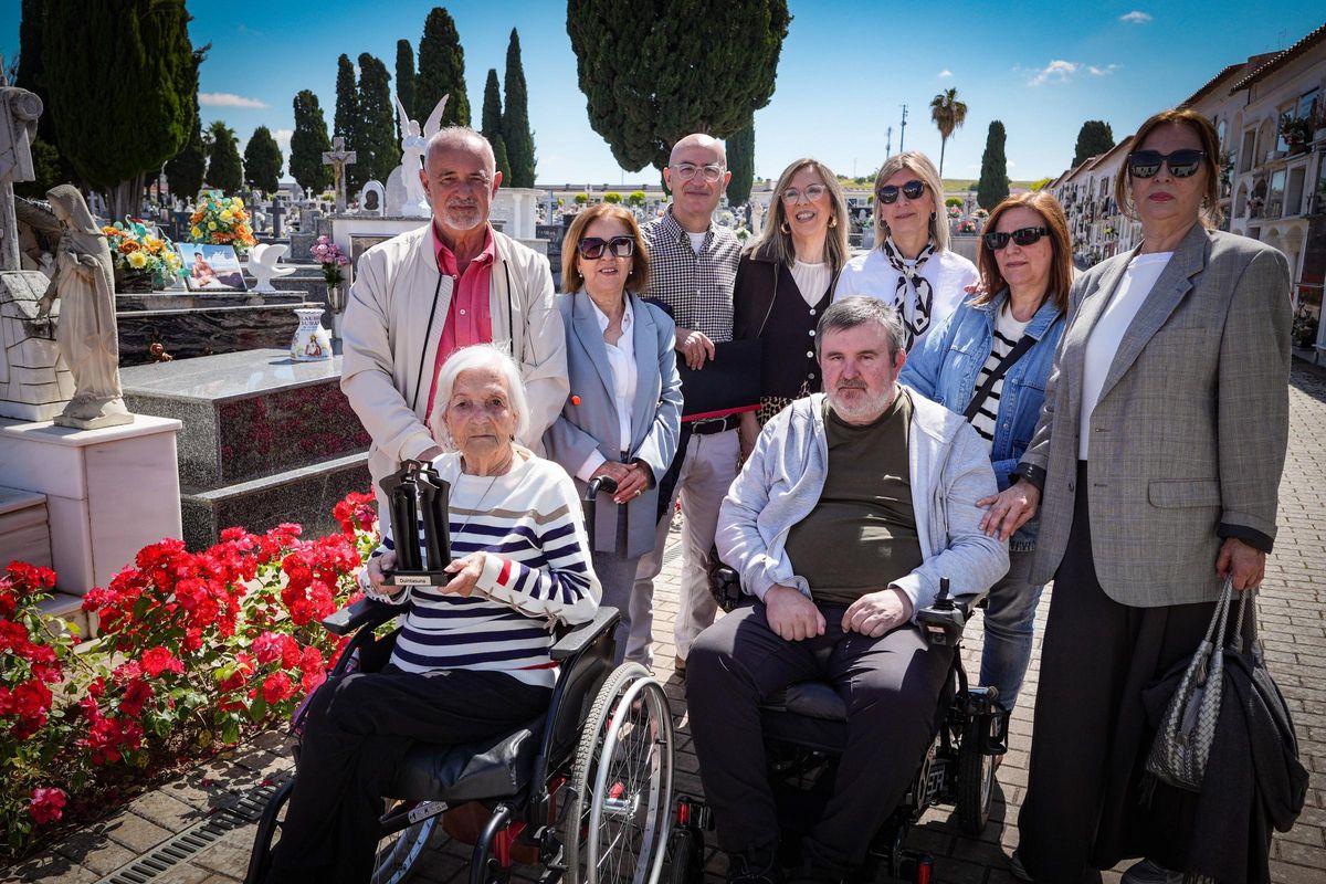 Familiares de José Gómez Narváez tras reinhumarlo en el cementerio de Badajoz tras 88 años enterrado en Orduña (Vizcaya).