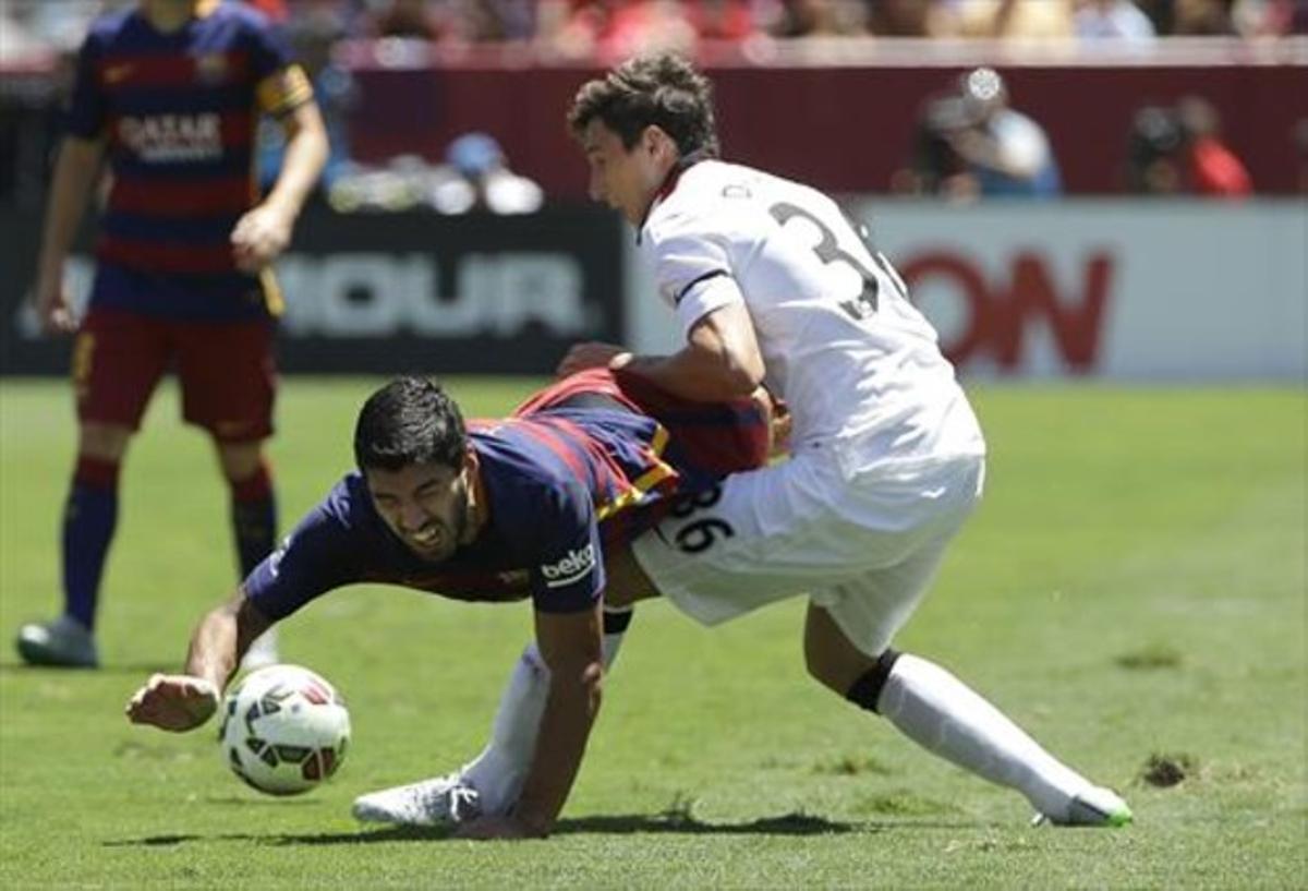 Darmian fa caure Suárez en una acció del partit d’ahir, a San Francisco. Darmian fa caure Suárez en una acció del partit d’ahir, a San Francisco.