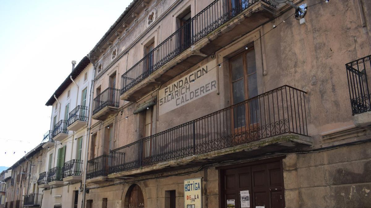 L'antic edifici de l'asil es troba al carrer Raval