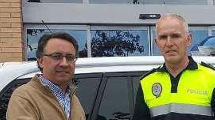 Javier González y José Antonio Fernández, junto al nuevo coche.