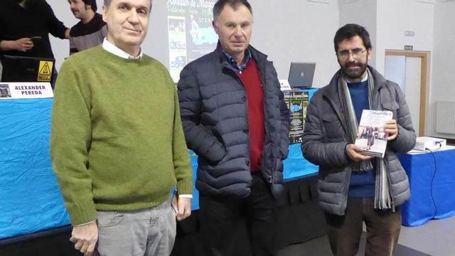 Juacu López, Luis Iglesias y Vicente Rodríguez, en el centro polivalente de Valdesoto.