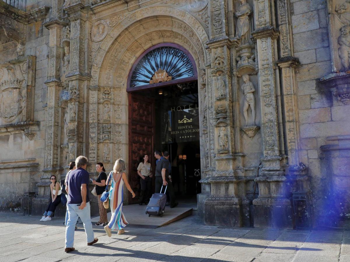 Puerta principal del Hostal dos Reis Católicos, en Santiago.