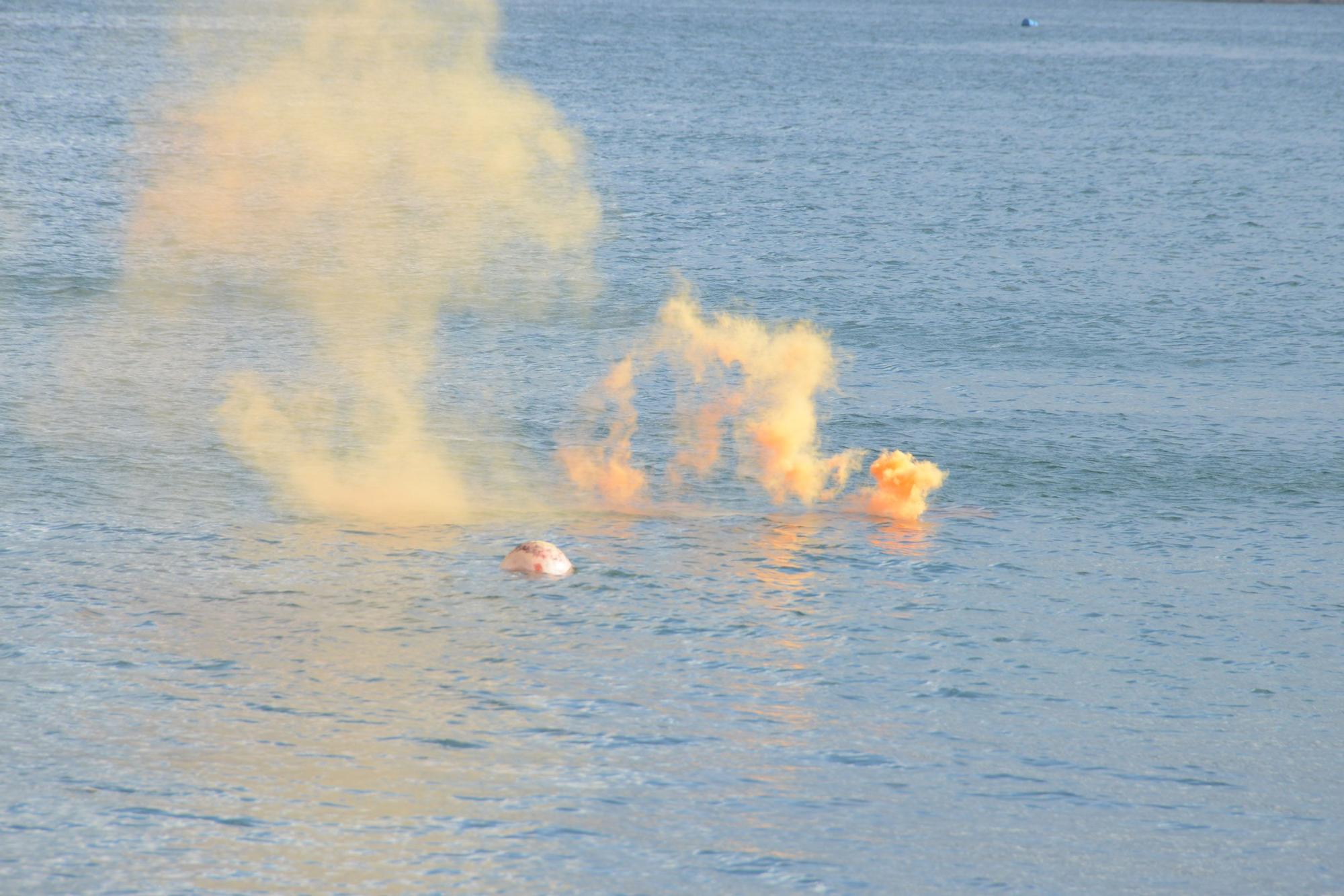 Escenas del simulacro de rescate frente a Moaña.