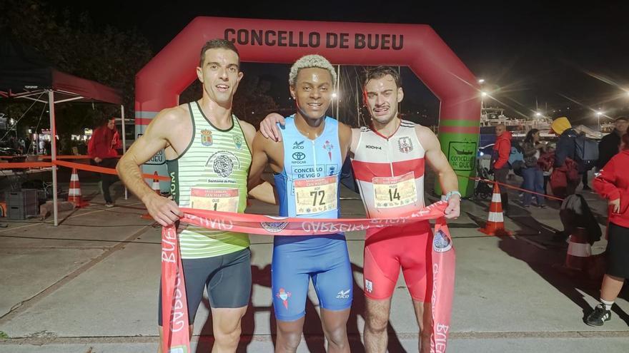 Gustavo Santiago, Asheber Díaz y Hugo García, podio masculino ayer en Bueu.