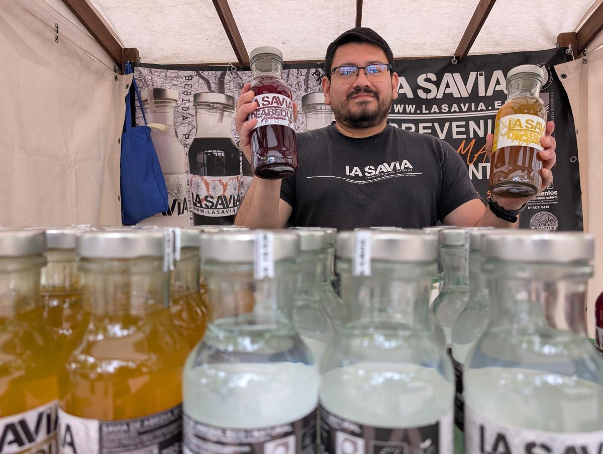 Christian Acurio, con dos botes de bebida de savia
